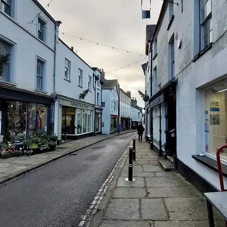 Cosy For Two In The Centre Of